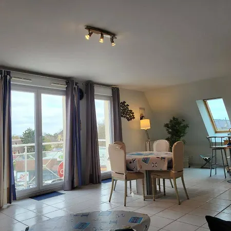2 Pieces Avec Piscine Et Parking Prive, Proche Plage, - Fr-1-465-26 * Merville-Franceville-Plage