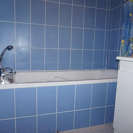 2 Pieces Avec Piscine Et Parking Prive, Proche Plage, - Fr-1-465-26