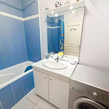 Apartament 2 Pieces Avec Piscine Et Parking Prive, Proche Plage, - Fr-1-465-26 *