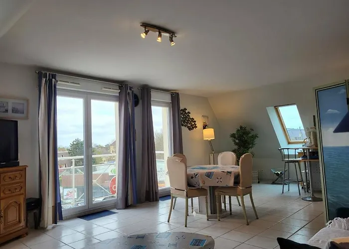 2 Pieces Avec Piscine Et Parking Prive, Proche Plage, - Fr-1-465-26 * Merville-Franceville-Plage