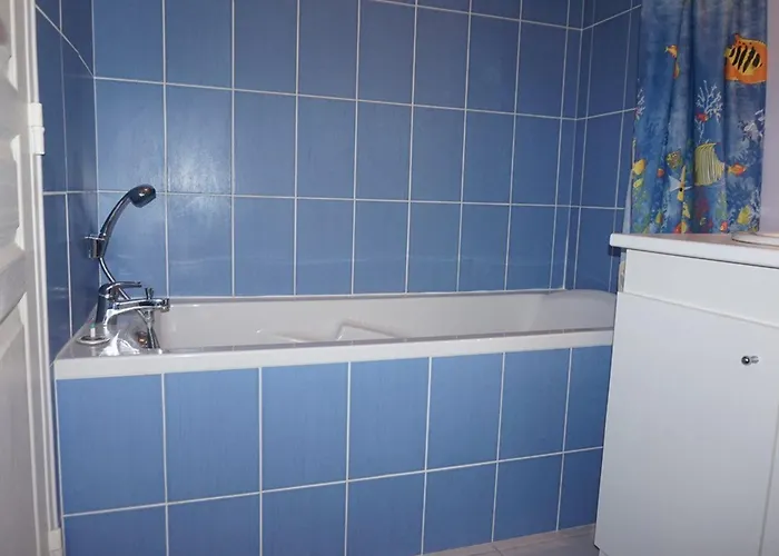 2 Pieces Avec Piscine Et Parking Prive, Proche Plage, - Fr-1-465-26